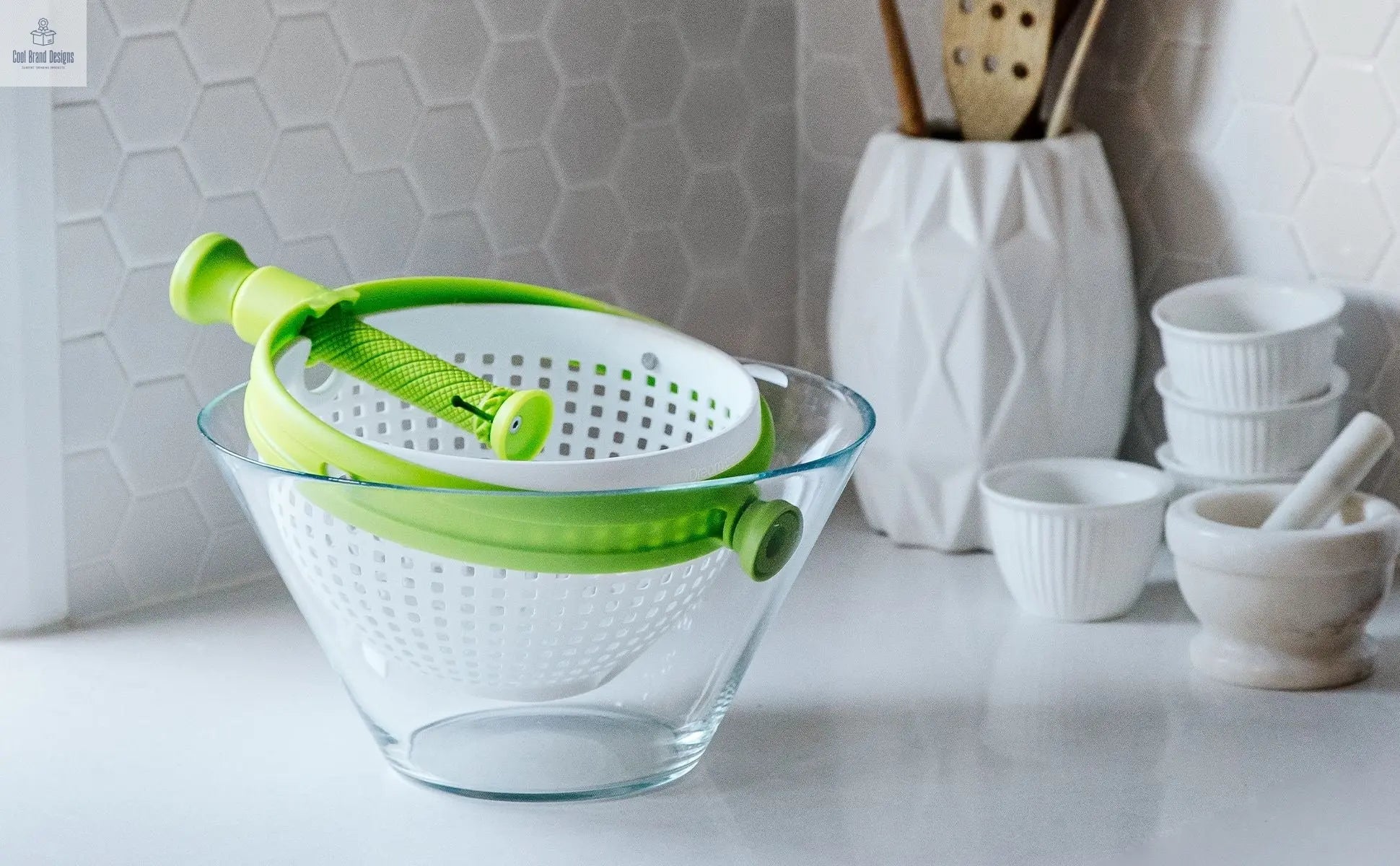 Spina | Easy-To-Use Salad Spinner | Non-Scratch, Nylon Spinning Colander | Lettuce Spinner | Colander with Collapsible Handle | Green - Cool Brand Designs